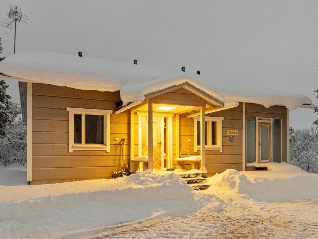 SevettijärviにあるHoliday Home Nirvana by Interhomeの雪に覆われた小さな木造家屋