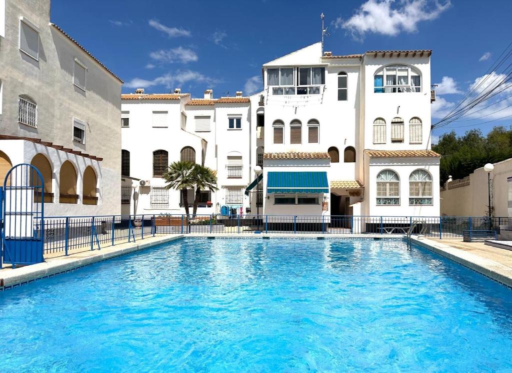Beach Charming apartment with Year-Round Pool & Near Sea - Housity