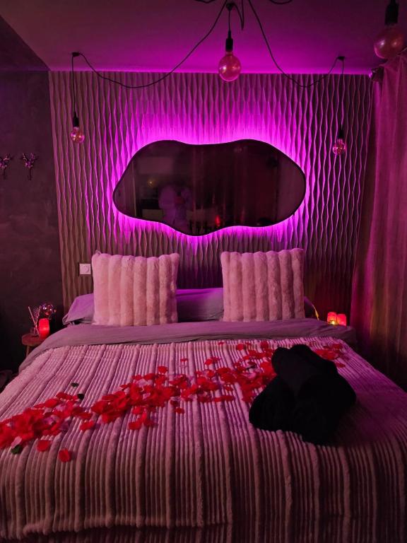 - une chambre avec un lit à éclairage rose dans l'établissement Ecrin des Alpes, Jacuzzi, Netflix, Ambiance chalet, à Saint-Étienne