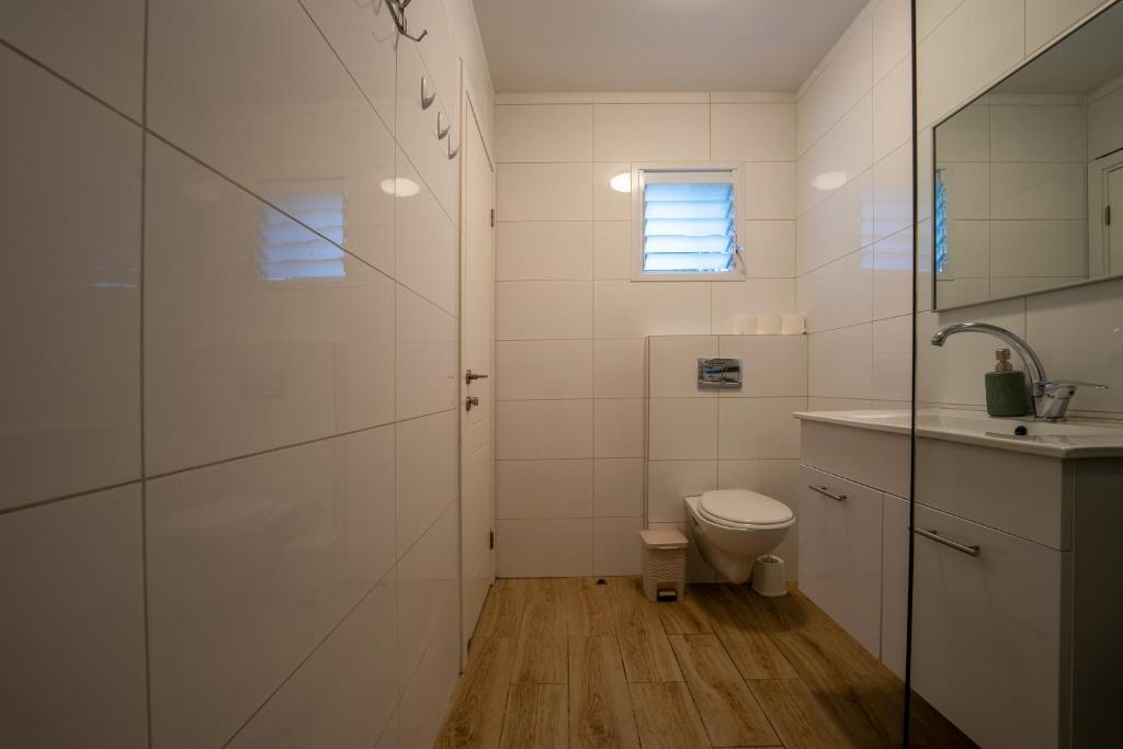 Ein Badezimmer in der Unterkunft אדום 179, דירות נופש