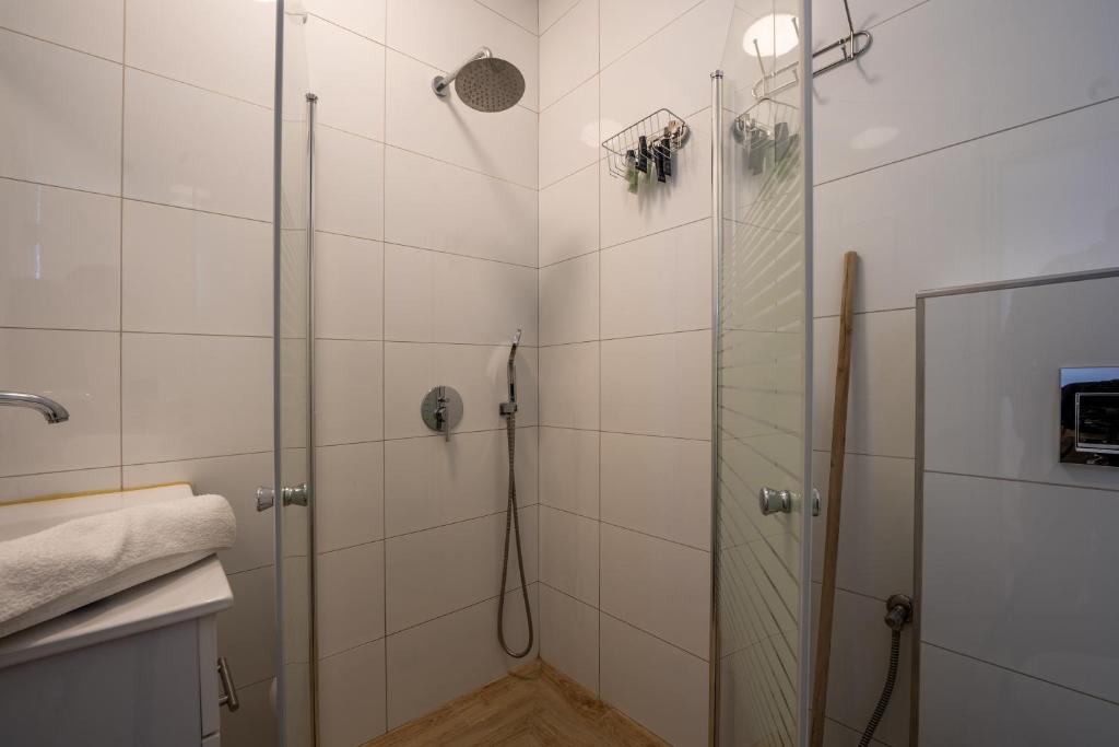 Ein Badezimmer in der Unterkunft אדום 179, דירות נופש