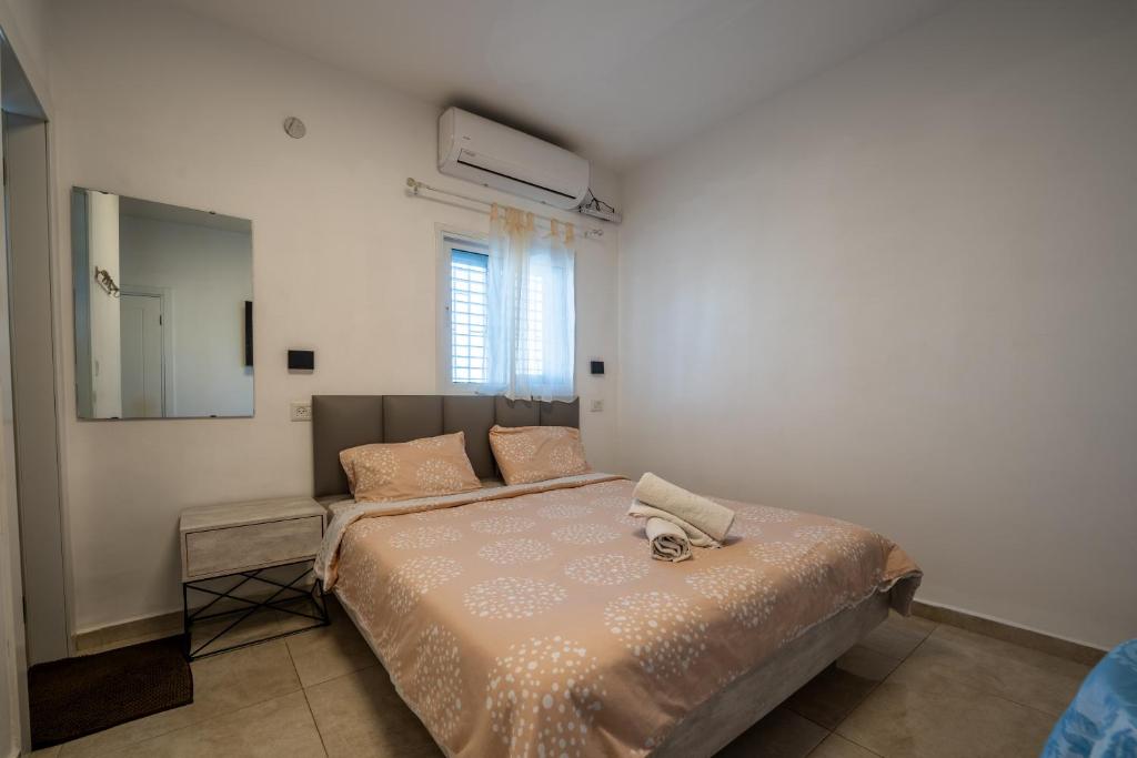Ein Bett oder Betten in einem Zimmer der Unterkunft אדום 179, דירות נופש