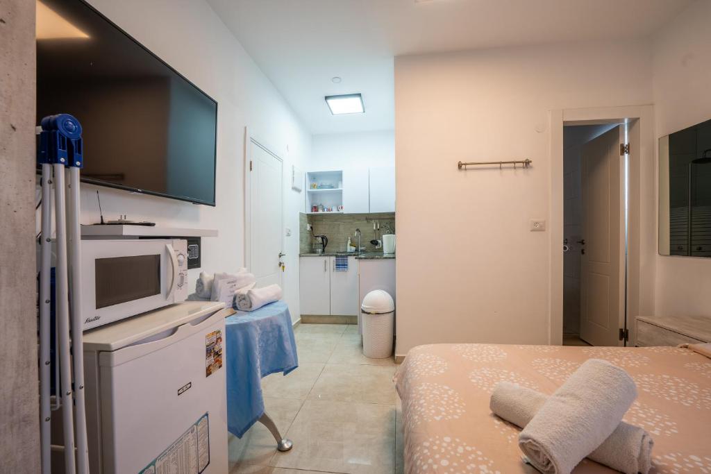 Ein Bett oder Betten in einem Zimmer der Unterkunft אדום 179, דירות נופש
