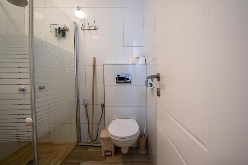 Ein Badezimmer in der Unterkunft אדום 179, דירות נופש