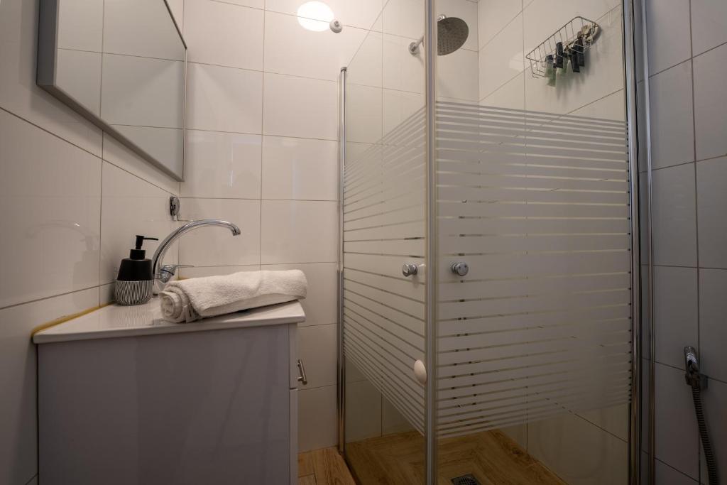 Ein Badezimmer in der Unterkunft אדום 179, דירות נופש