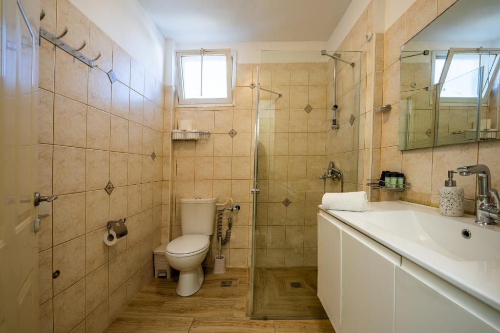 Ein Badezimmer in der Unterkunft אדום 179, דירות נופש