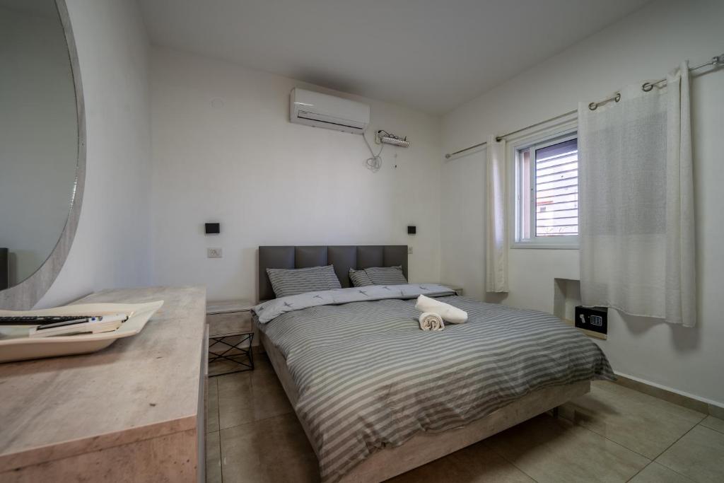 Ein Bett oder Betten in einem Zimmer der Unterkunft אדום 179, דירות נופש