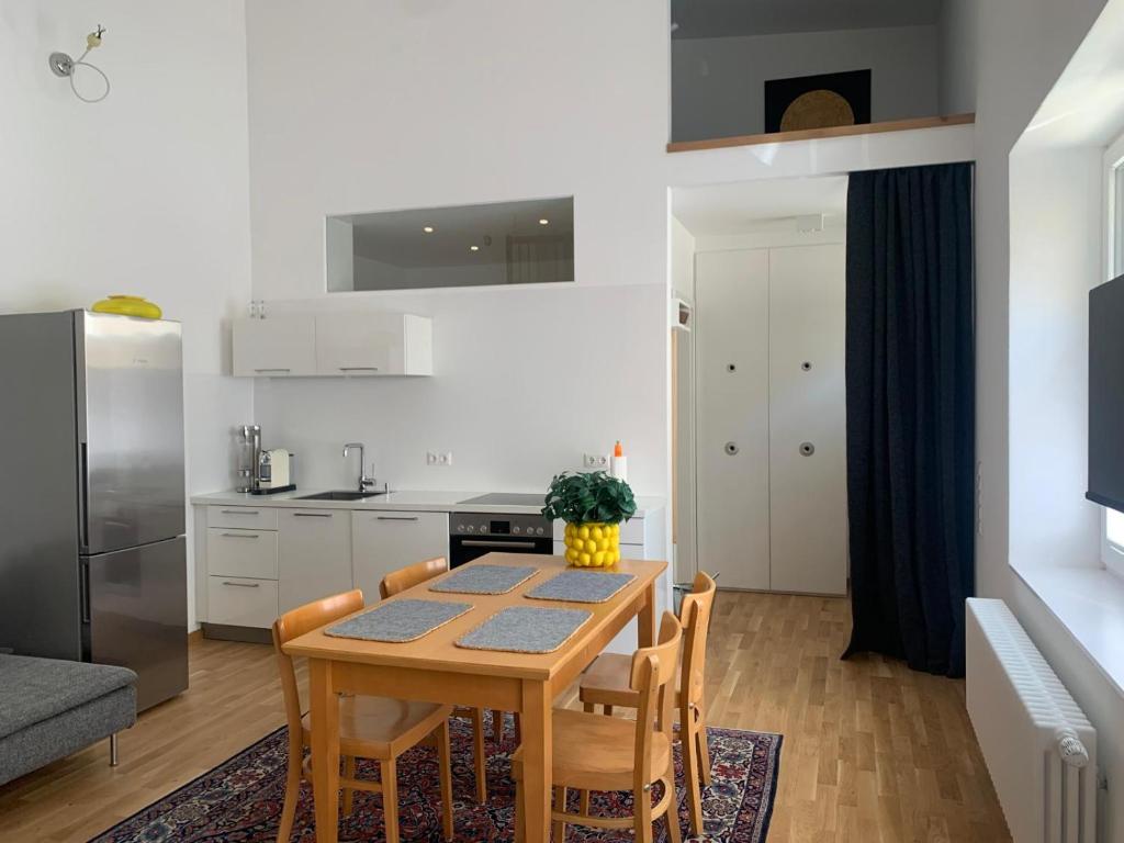 a kitchen and dining room with a table and chairs at Appartement am Bahnhof in Straubing