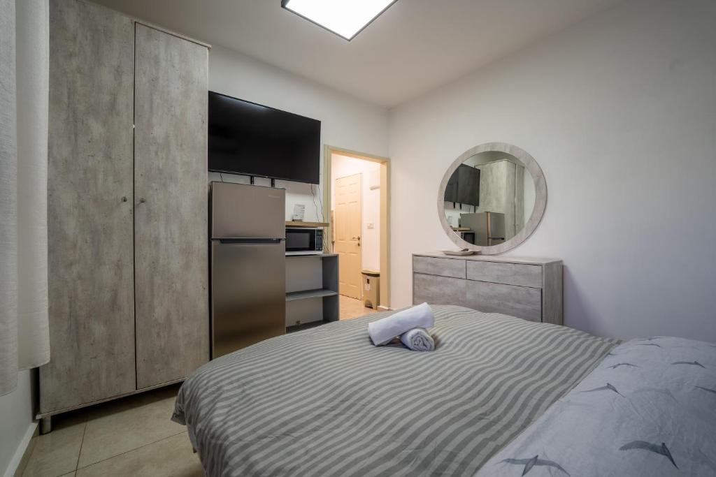 Ein Bett oder Betten in einem Zimmer der Unterkunft אדום 179, דירות נופש