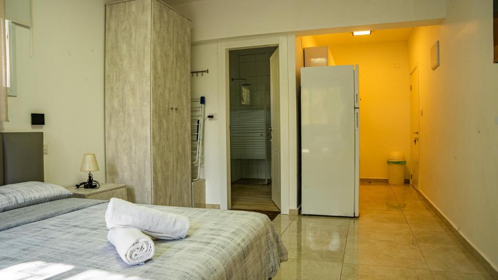 Ein Bett oder Betten in einem Zimmer der Unterkunft אדום 179, דירות נופש