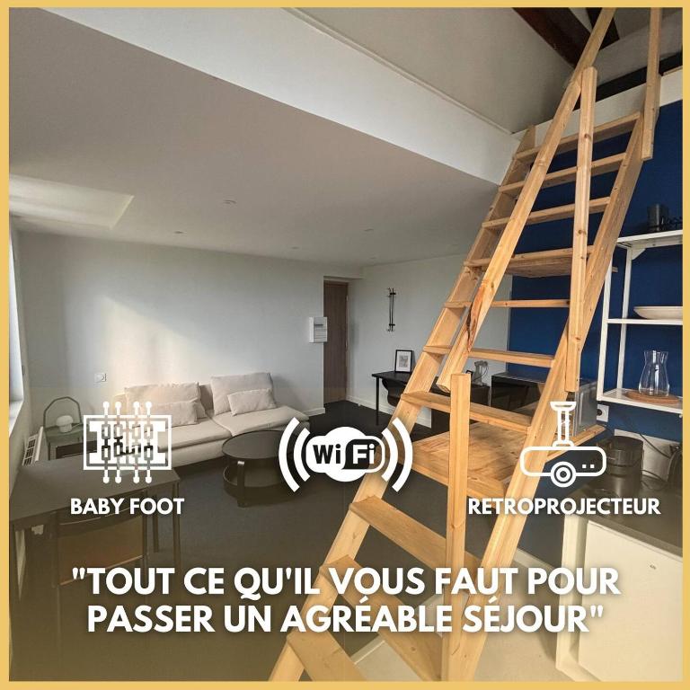 Cette chambre dispose de lits superposés et d'une échelle. dans l'établissement Le 19 Saint Priest en Jarez T1, à Saint-Priest-en-Jarez