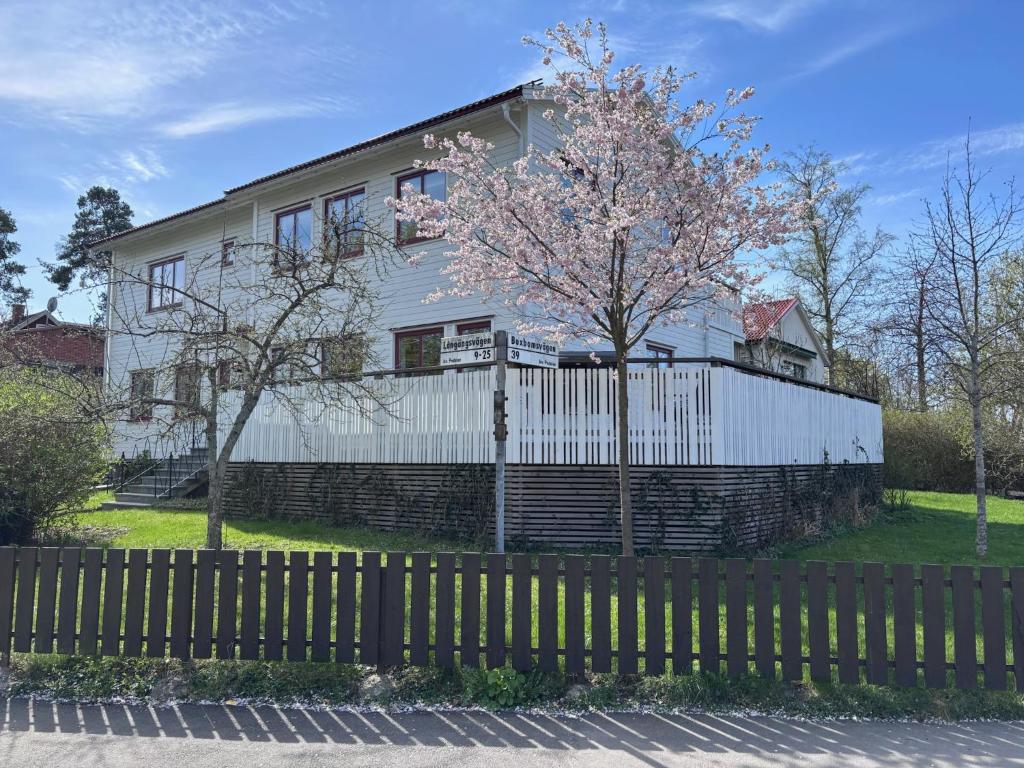 Το κτήριο όπου στεγάζεται  η βίλα