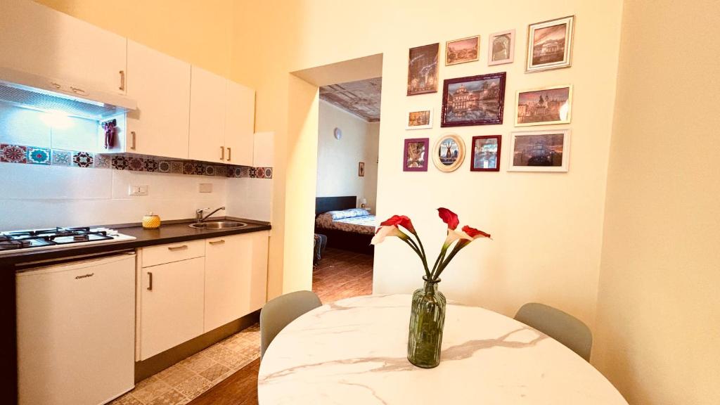 una cucina con tavolo e vaso con fiori di Casa Torino Lingotto, fiere, metro, Inalpi Arena,Centro Congressi, Ospedale, Politecnico a Torino