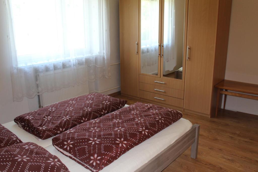 Postel nebo postele na pokoji v ubytování Chalupa pod Lysou horou