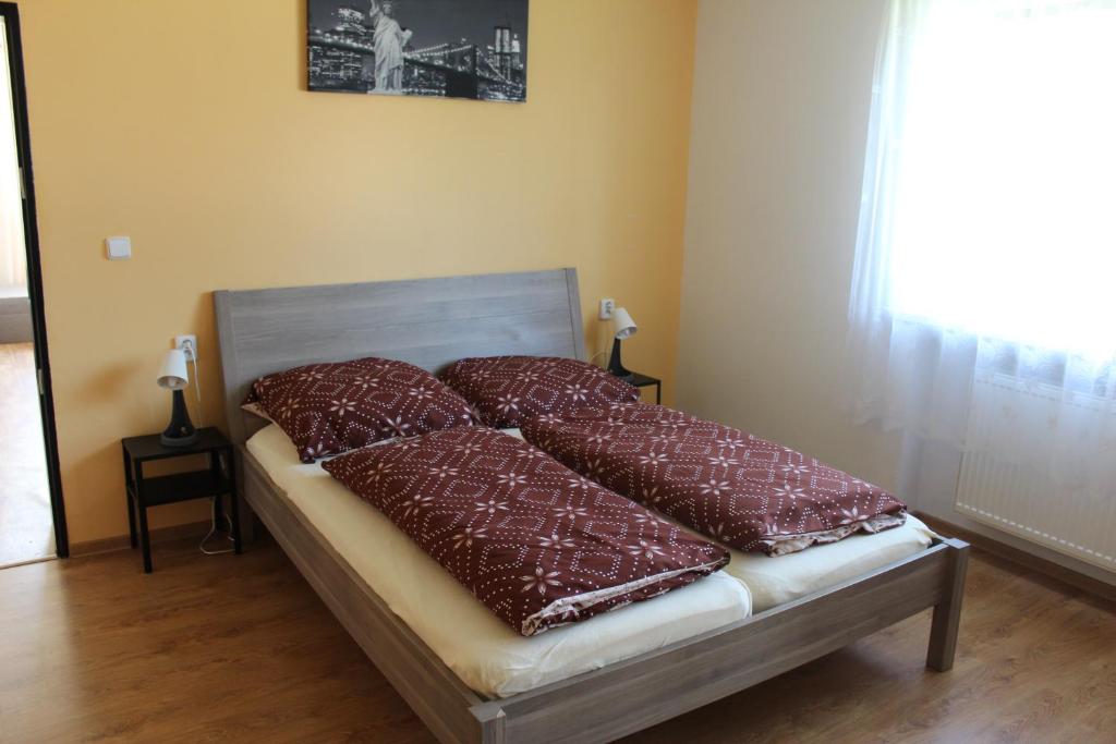 Postel nebo postele na pokoji v ubytování Chalupa pod Lysou horou