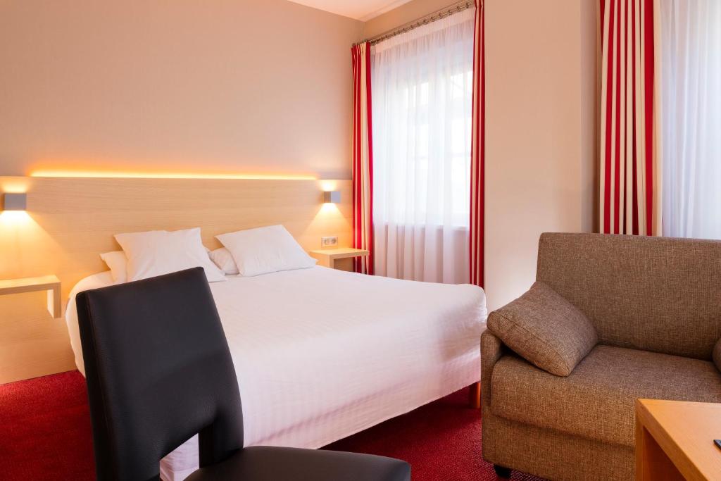 Postel nebo postele na pokoji v ubytování Hôtel Restaurant Logis Auberge Sundgovienne