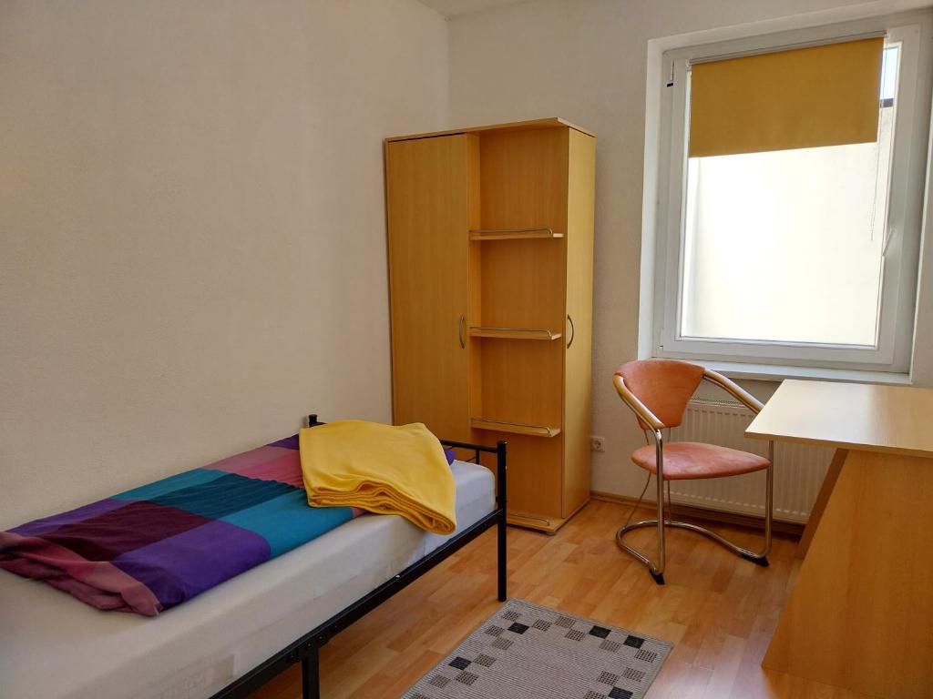 Postel nebo postele na pokoji v ubytování Tangermünde Zum S c h m u c k Giebel - Pension & FeWo
