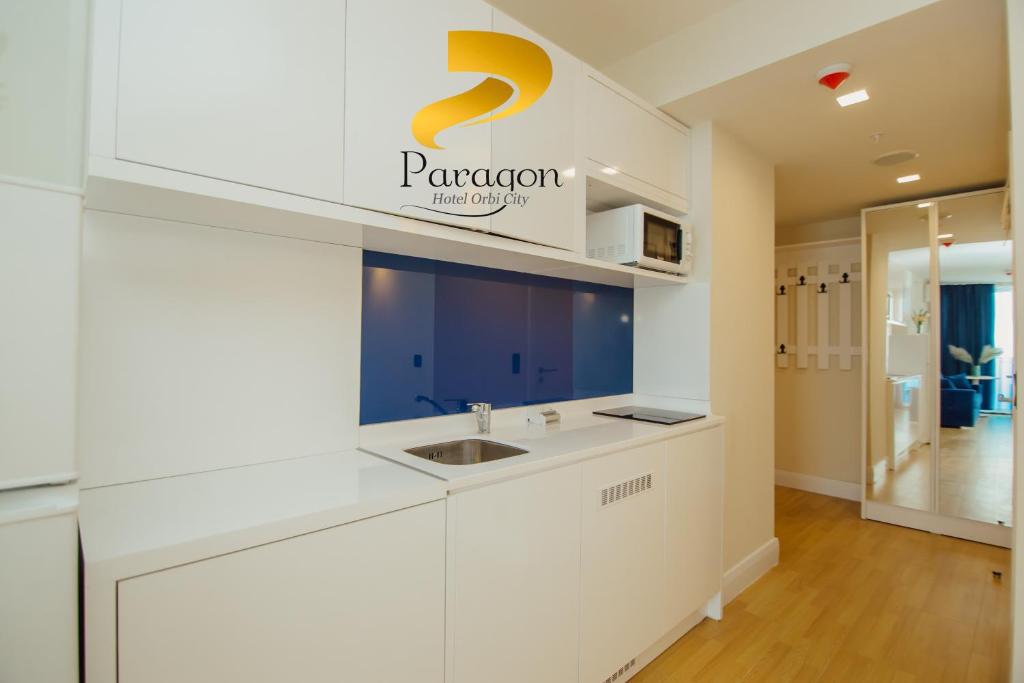 Kuchyň nebo kuchyňský kout v ubytování PARAGON HOTEL - Orbi City