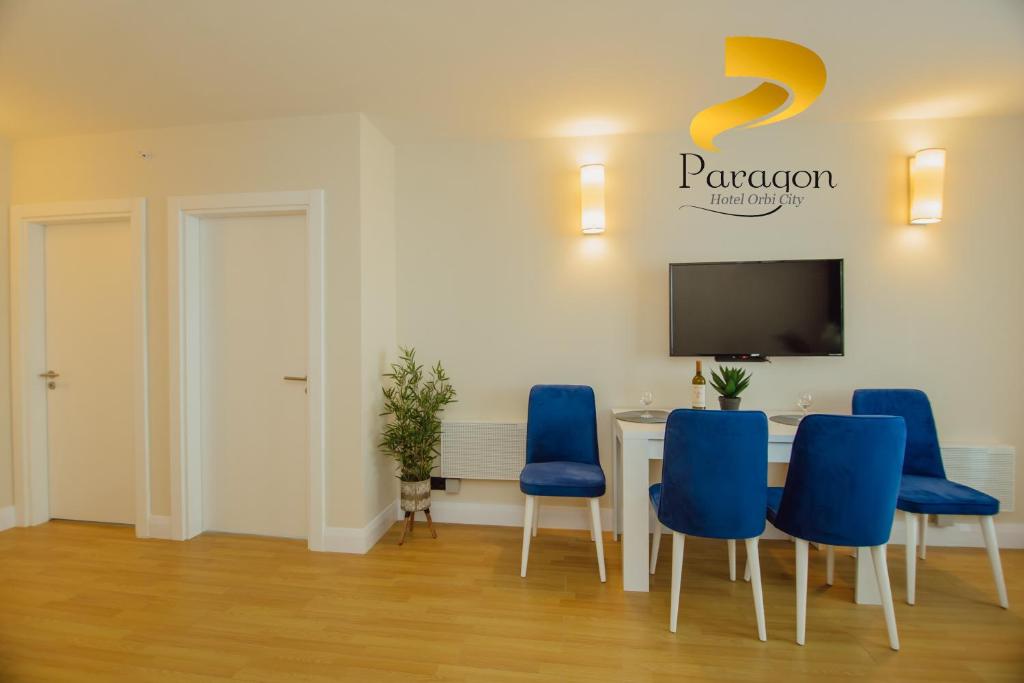 TV a/nebo společenská místnost v ubytování PARAGON HOTEL - Orbi City