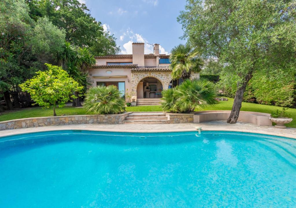 ein Swimmingpool vor einem Haus in der Unterkunft Villa provençale calme avec piscine chauffée 6 ch in Le Rouret