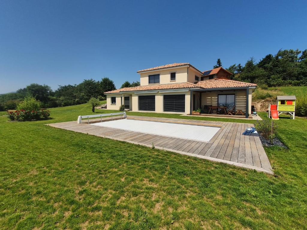 Photo de la galerie de l'établissement Magnifique villa avec piscine, à Saint-Genès-Champanelle