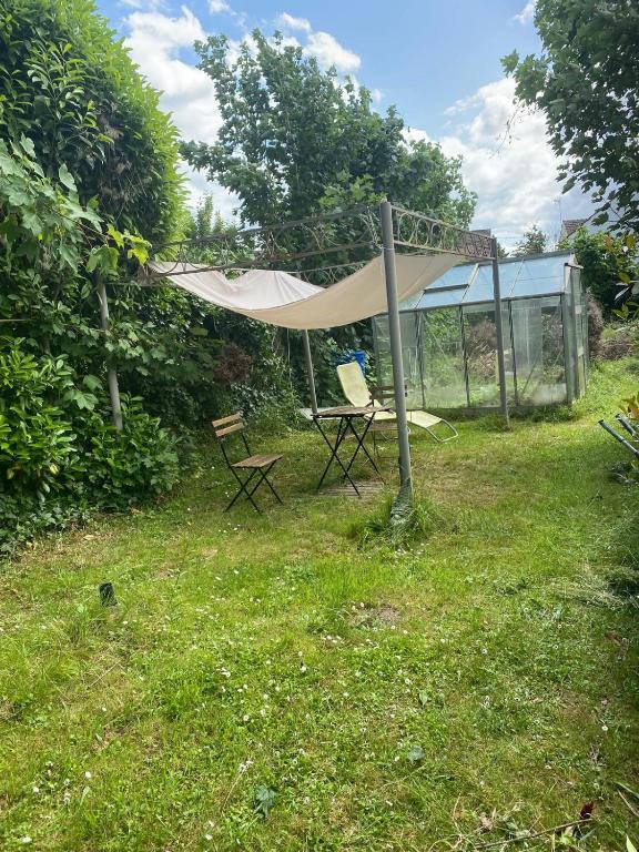 une tente et une chaise dans la cour dans l'établissement Homewood - entire property for 6 people - 4 adults maximum -In quite village 10 min from Disneyland Paris & TGV RER A, à Montry