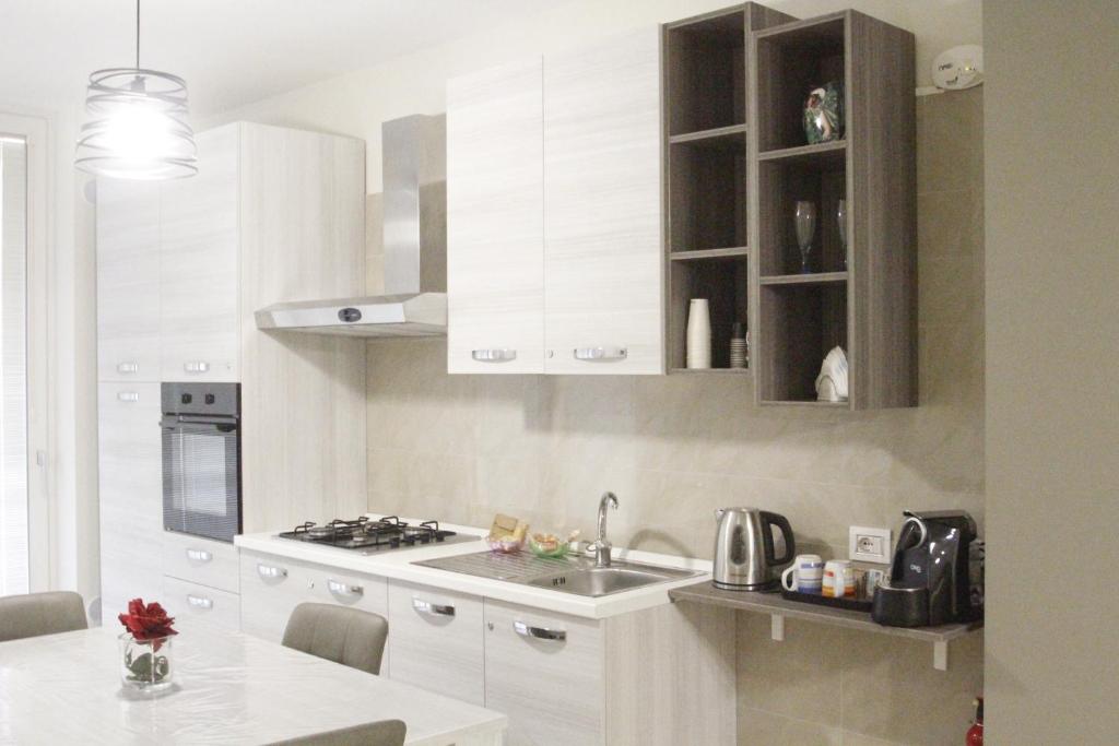 Kuchyňa alebo kuchynka v ubytovaní B&B Elles con parcheggio interno
