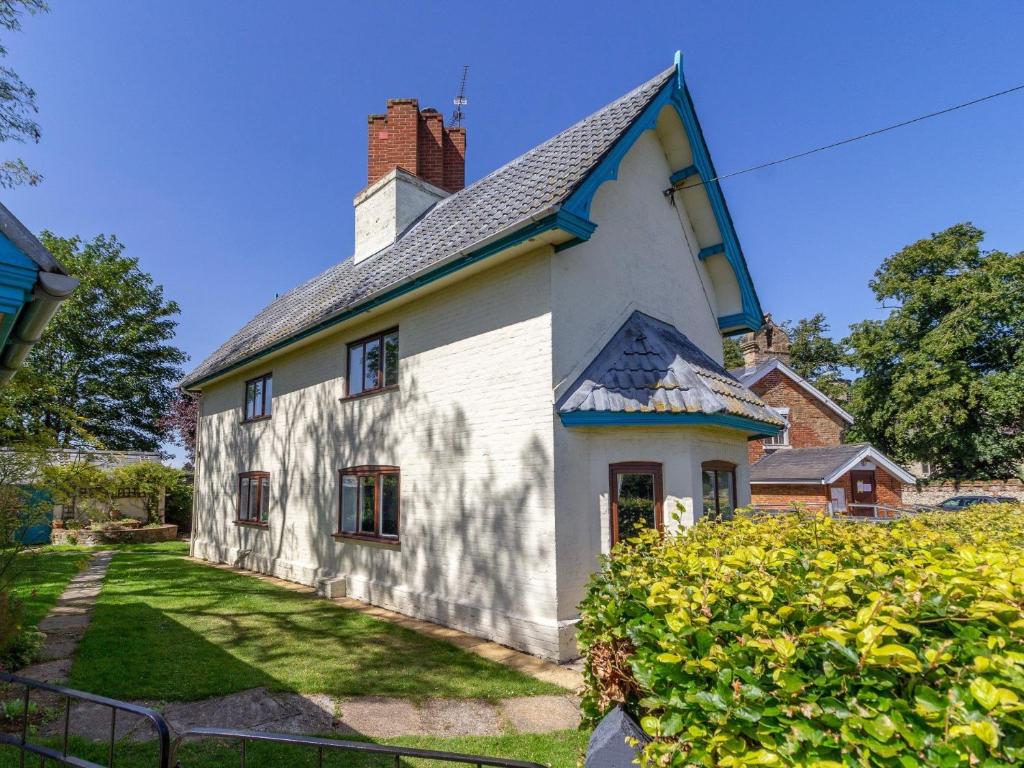 a white house with a blue roof at 3 Bed in Syderstone 78973 in Syderstone