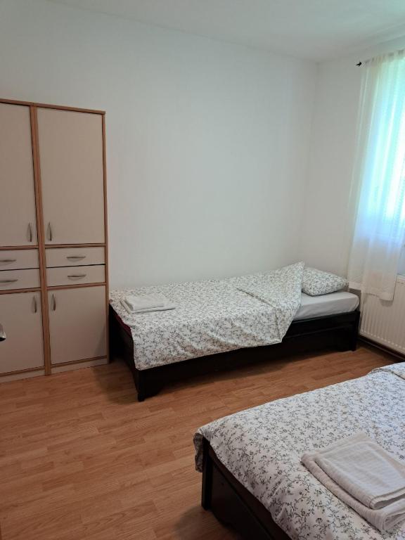 Postel nebo postele na pokoji v ubytování Kuca sa bazenom Teja