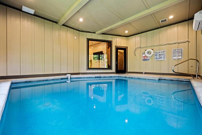 Kolam renang di atau dekat dengan Modern Mountain Tranquility by Venture Smoky Mountains