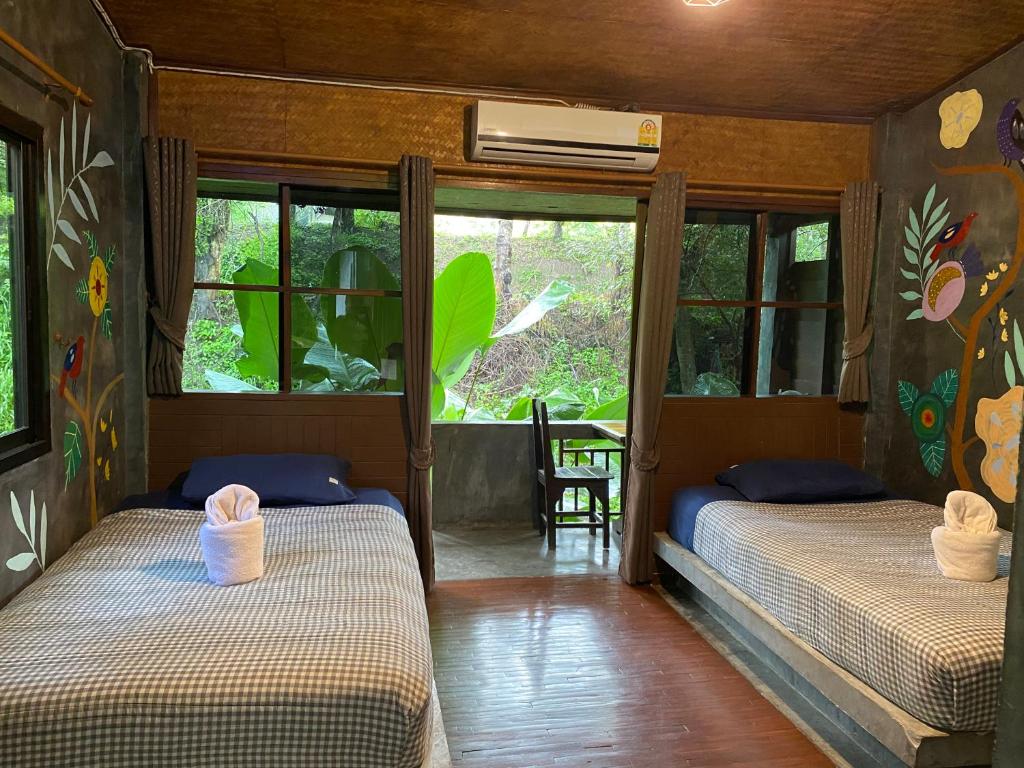 Postel nebo postele na pokoji v ubytování Shaya Homestay & Dorms