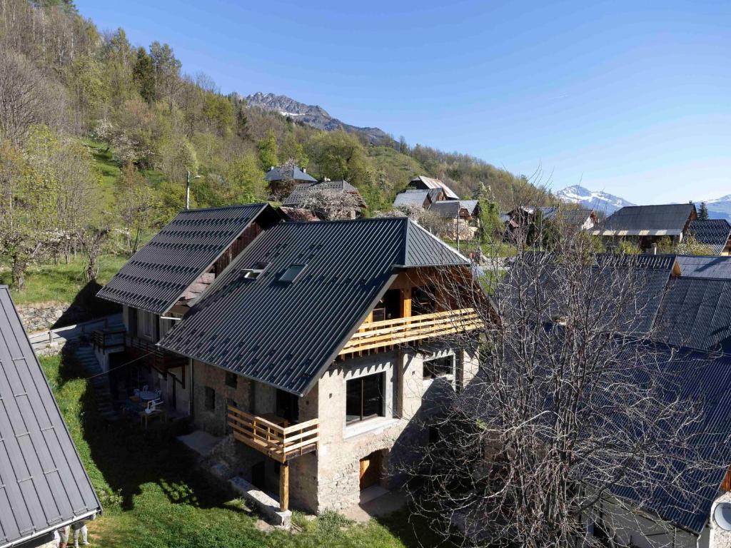 eine Aussicht auf ein Haus mit Sonnenkollektoren in der Unterkunft Cabana & La Grange aux 7 Marmottes in Saint-Alban-des-Villards