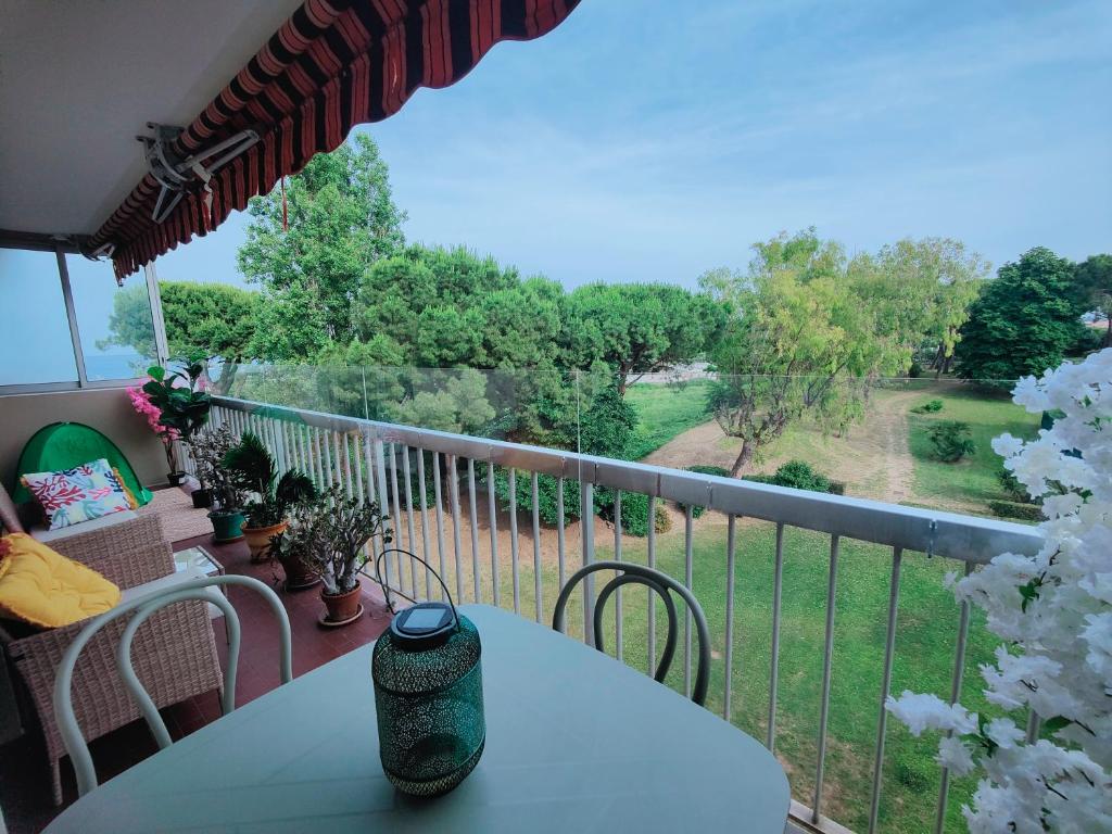 - une table sur un balcon avec vue sur la cour dans l'établissement Beau T3 au calme près gare, mer et centre ville, à Antibes