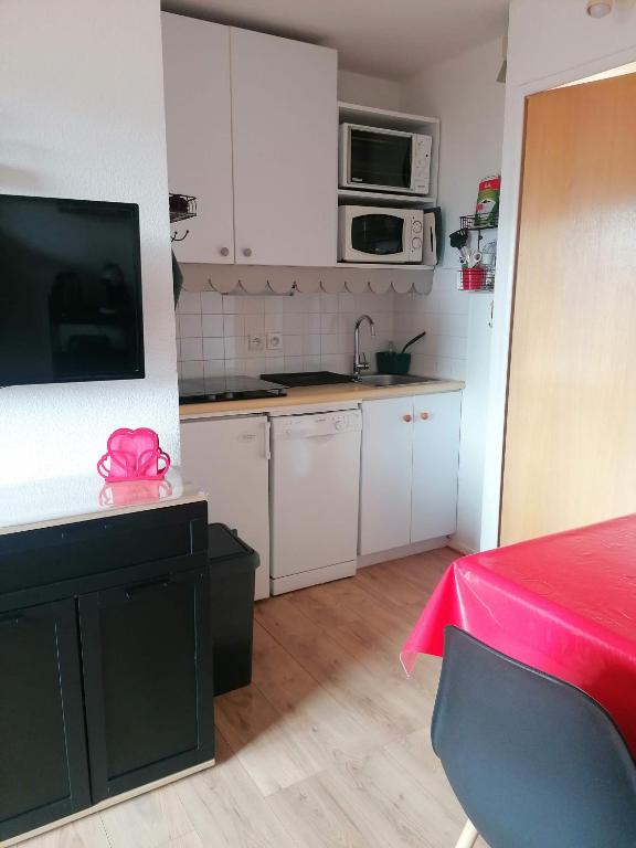 Kuchyňa alebo kuchynka v ubytovaní CŒUR D'ALTAÏR RISOUL 1850 Appartement T2 confortable skis aux pieds à 300 m centre