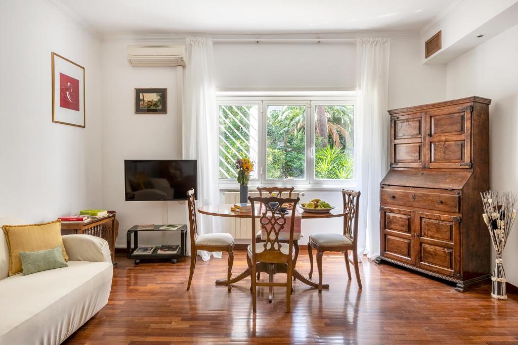 een woonkamer met een tafel en een bank bij Anna luxury apartment Salario Parioli Rome in Rome