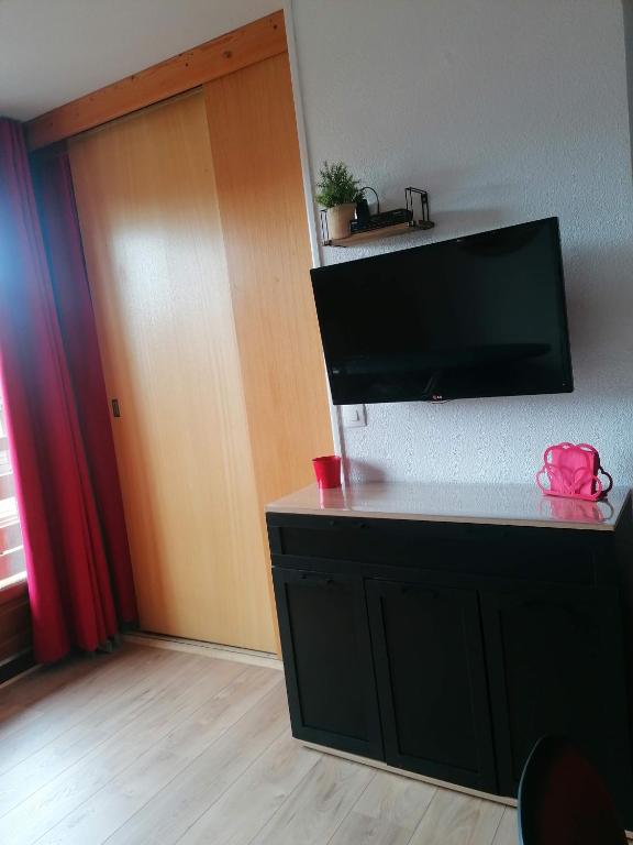 Televízia a/alebo spoločenská miestnosť v ubytovaní CŒUR D'ALTAÏR RISOUL 1850 Appartement T2 confortable skis aux pieds à 300 m centre