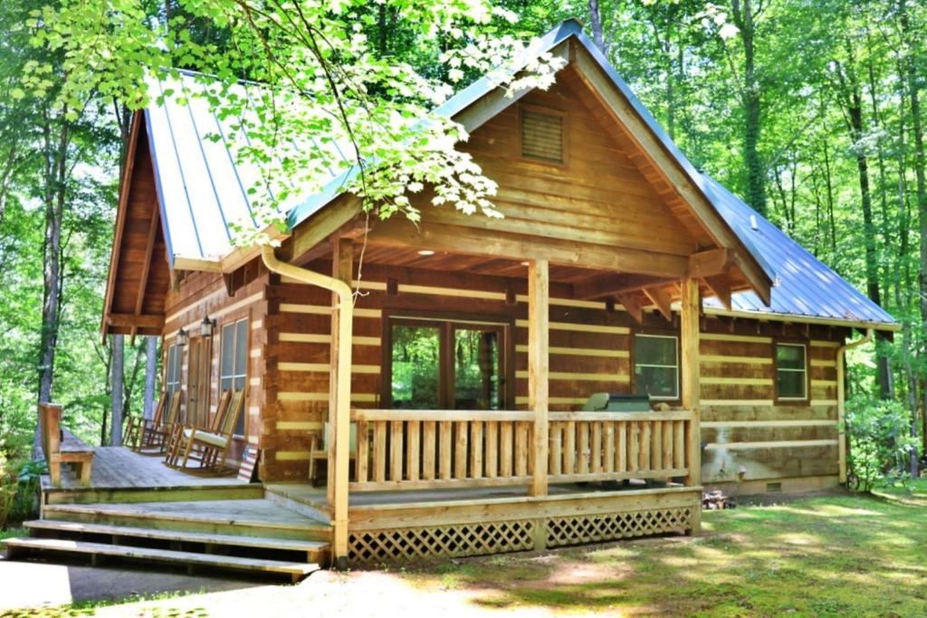 にあるThe Hilltopの森の丸太小屋