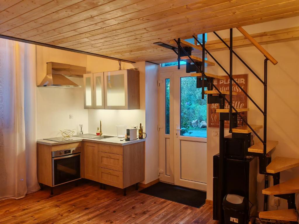 eine Küche mit einer Wendeltreppe in einem Haus in der Unterkunft appartement cosy in Villefranche-sur-Saône