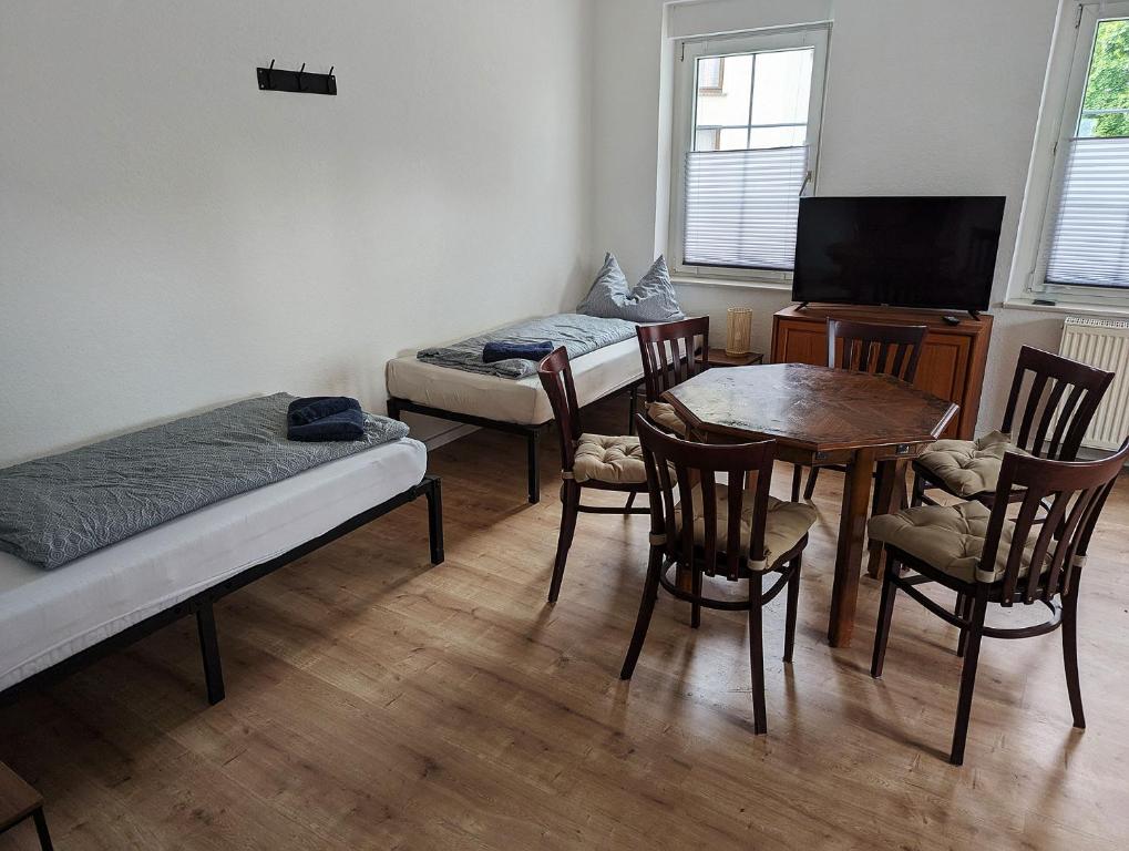 TV a/nebo společenská místnost v ubytování MiCasa TuCasa - große 3-R Wohnung Leipziger Neuseenland Atlas