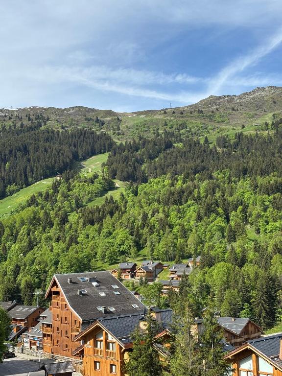 une vue aérienne sur une ville avec une montagne dans l'établissement Appartement 4 personnes - Magnifique vue montagne, à Méribel
