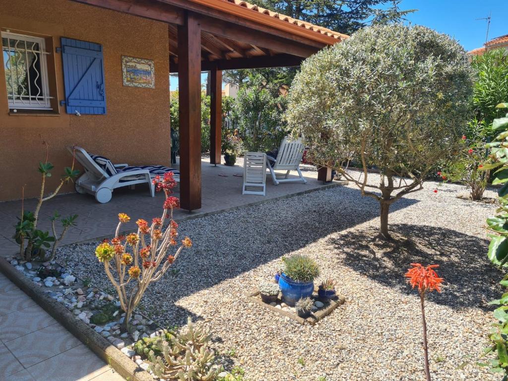 Vonkajšia záhrada v ubytovaní MARINES DU ROUSSILLON 78 -Villa 4 pers en résidence avec piscine à 150 m de la plage - Clim - parking