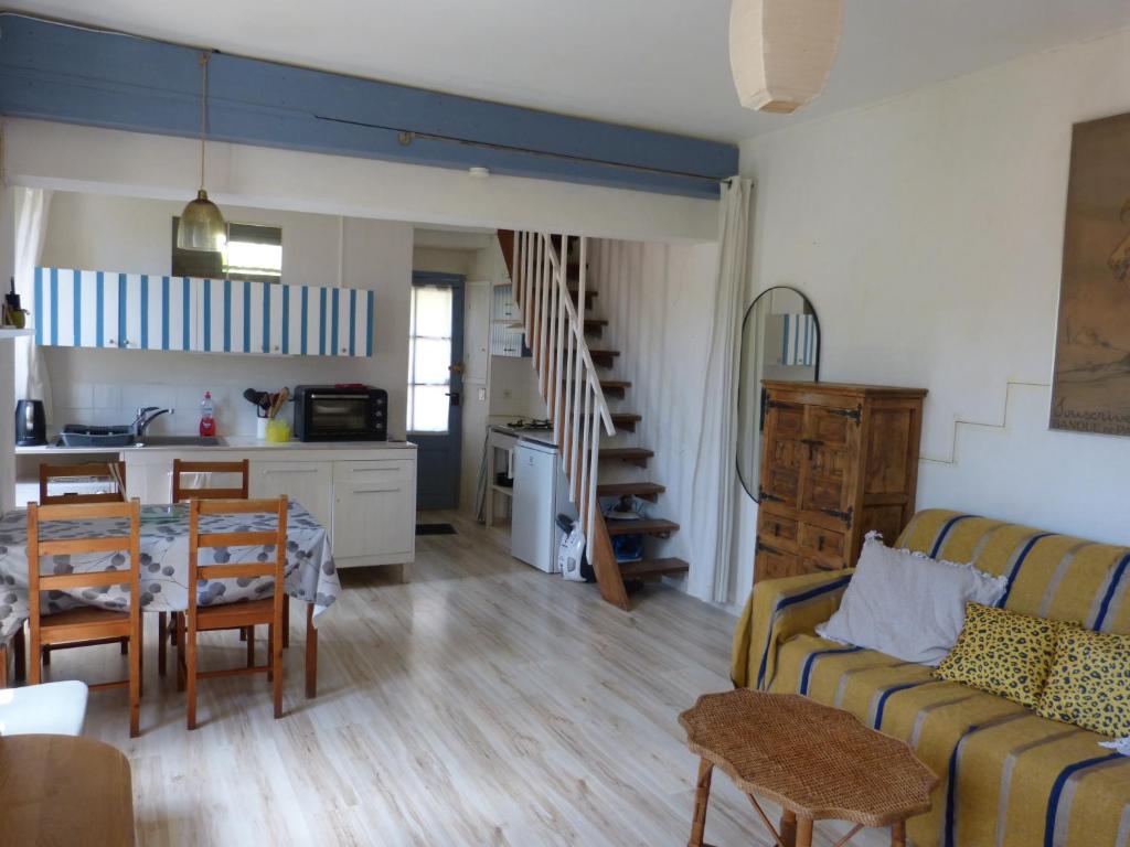 un salon avec un canapé et une table dans l'établissement Renée, à Banyuls-sur-Mer