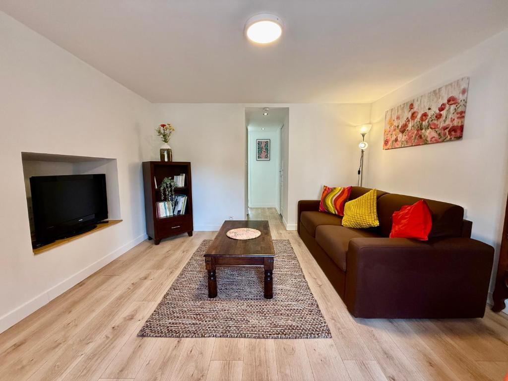 un salon avec un canapé et une table basse dans l'établissement La Schlucht, bel appartement & centre-ville, à Gérardmer
