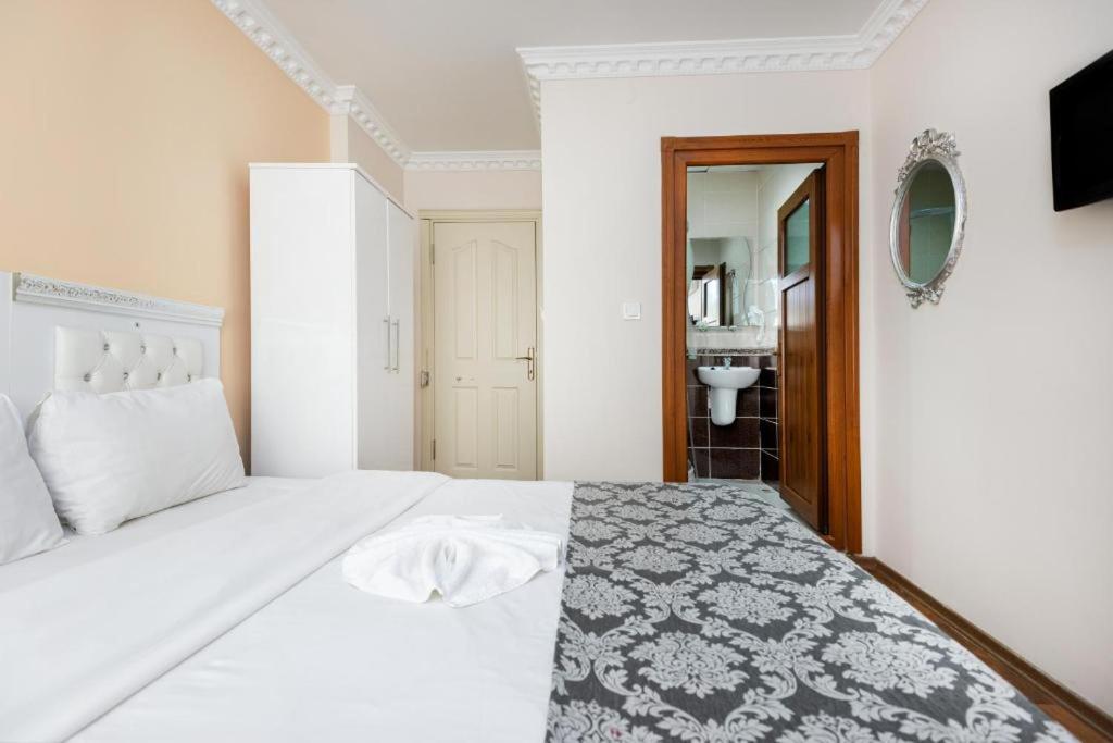 A bed or beds in a room at Nar Hotel