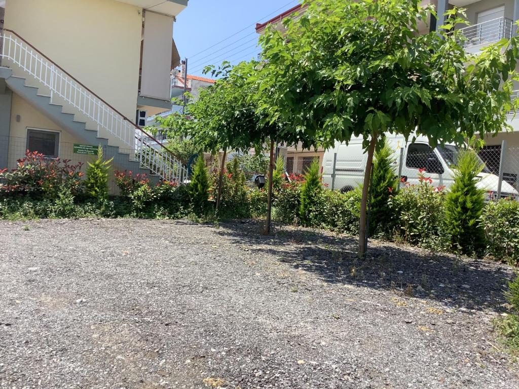 Zahrada ubytování NG Luxury Apartments at Nea Kallikrateia No 1