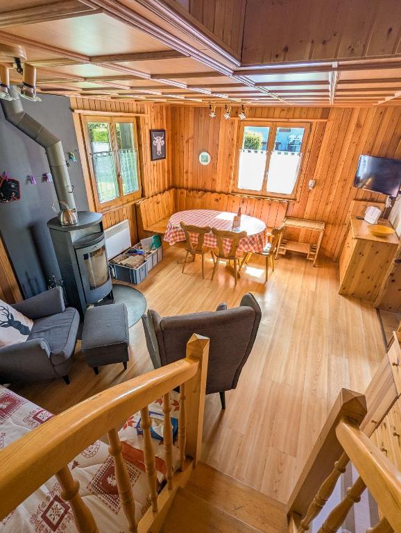 Posezení v ubytování Repos en montagne, Chalet au vert, vue et terrasse