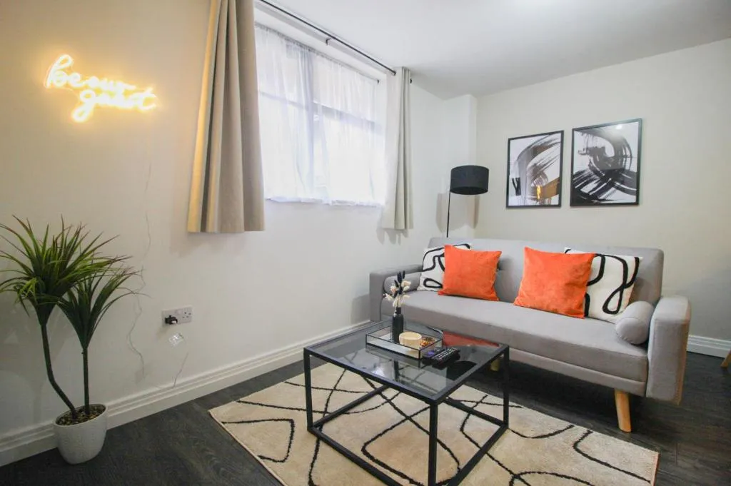 JQ Stylish Apartment - Next to City Centre - Perfect for Contractors, Tourist, Couples - 24-7 Secure Access & FAST WIFI