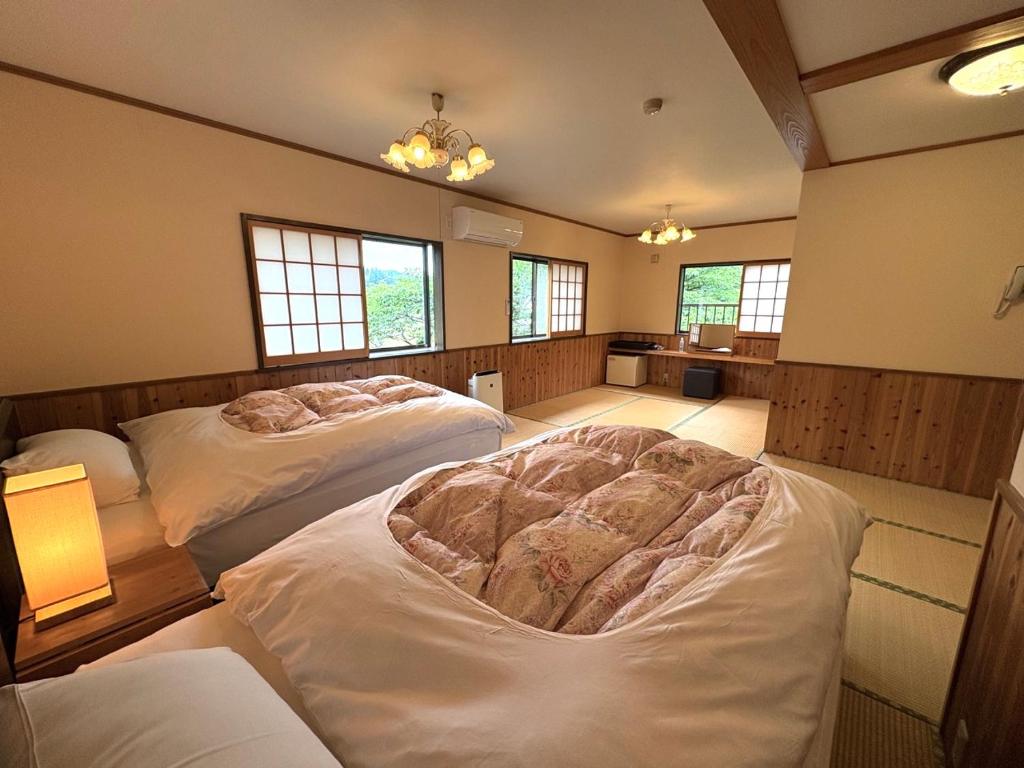 Postel nebo postele na pokoji v ubytování 平山温泉　奥山鹿温泉旅館