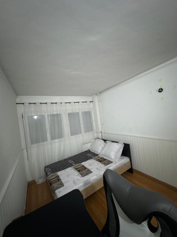 Cette petite chambre comprend un lit et une chaise. dans l'établissement Le cantini, à Marseille