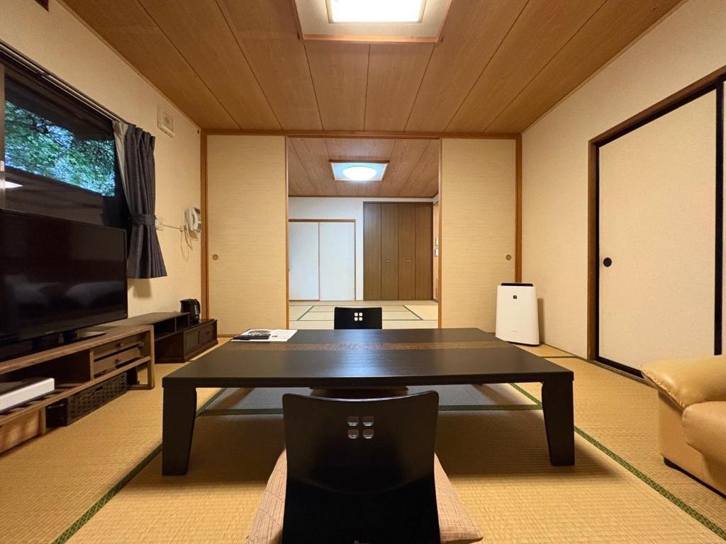 TV a/nebo společenská místnost v ubytování 平山温泉　奥山鹿温泉旅館